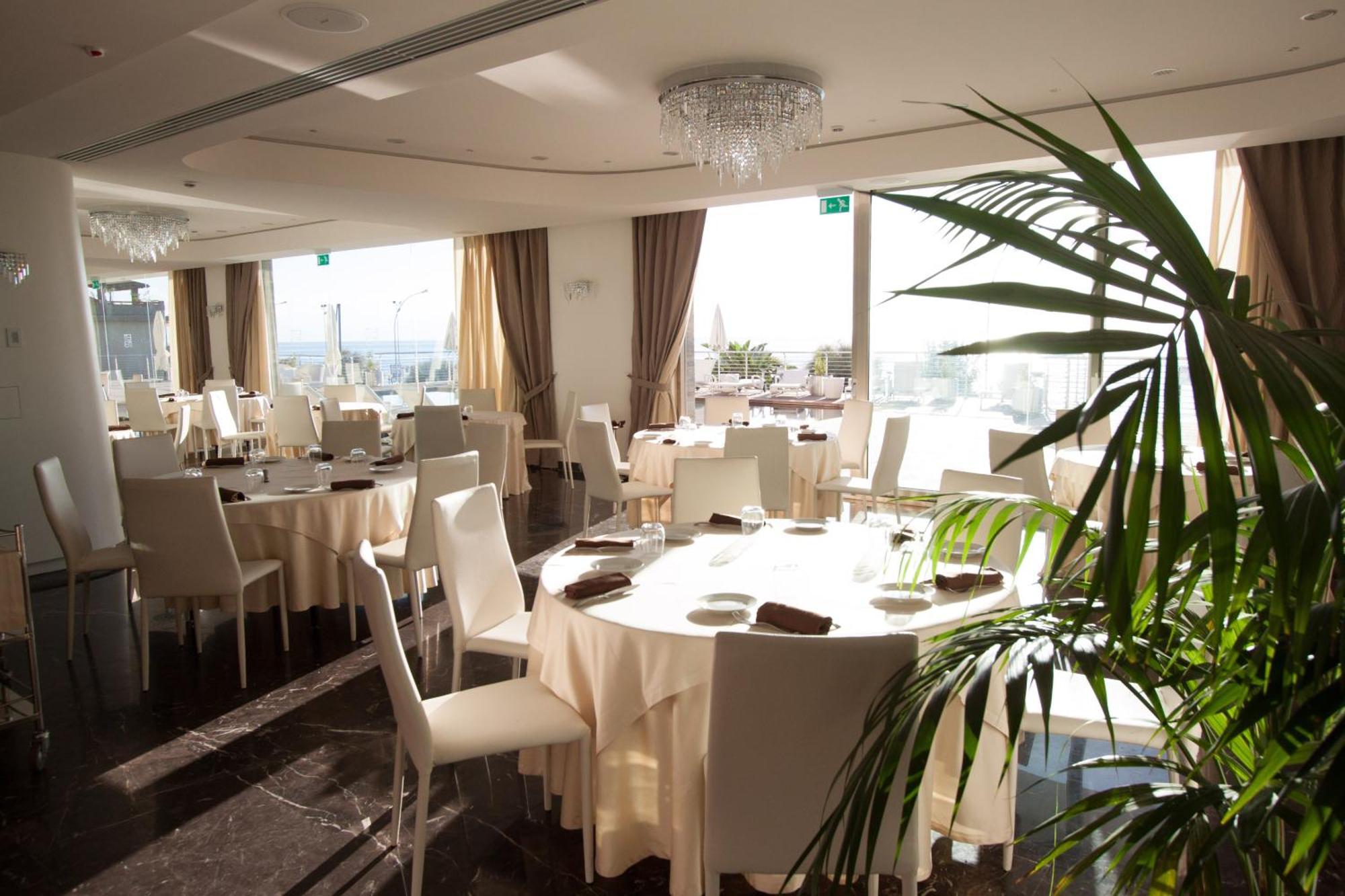 Main Palace Hotel Рокалумера Екстериор снимка
