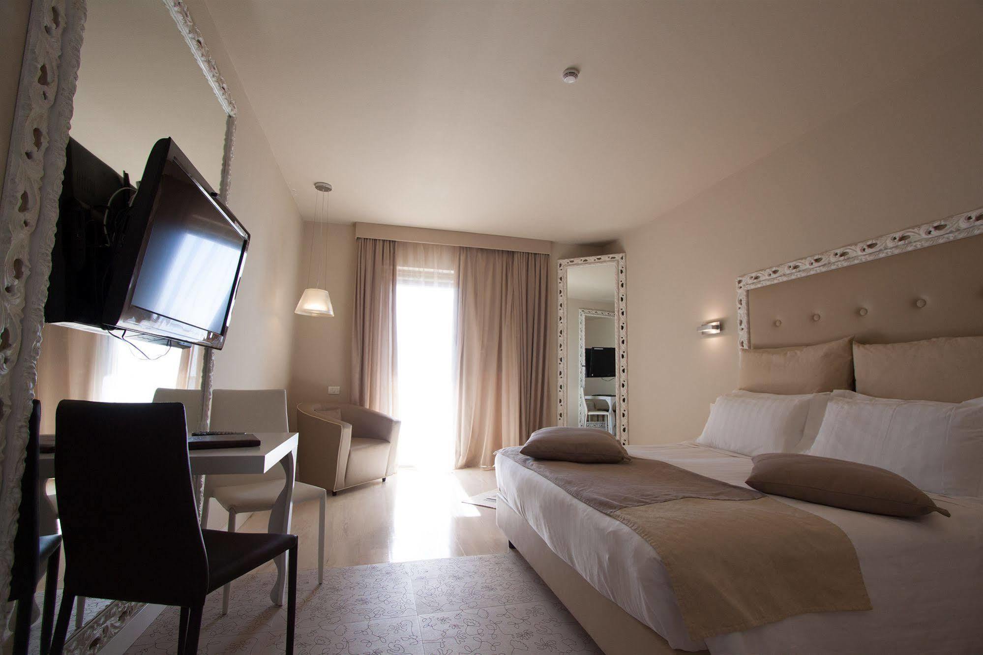 Main Palace Hotel Рокалумера Екстериор снимка